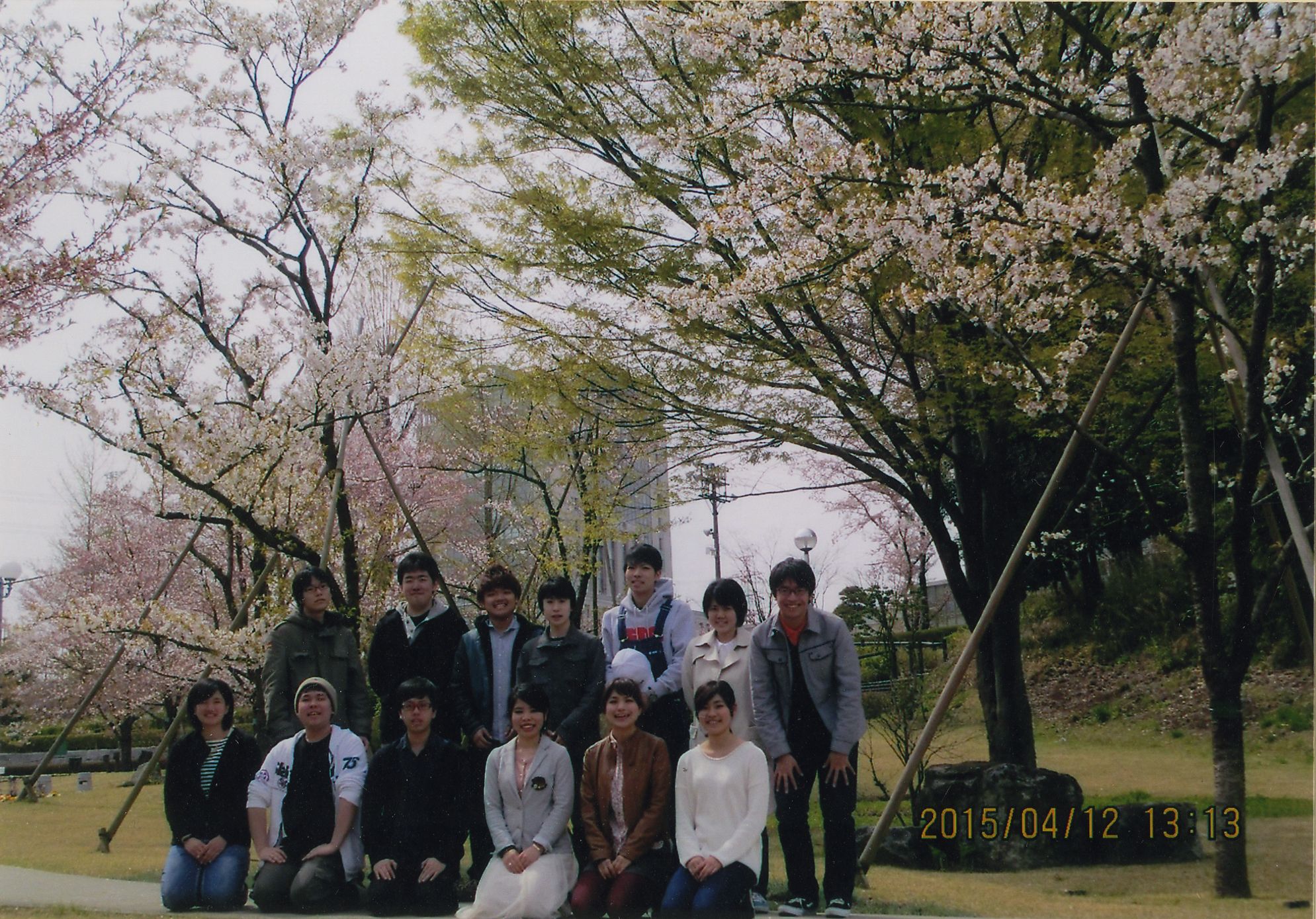 Студенты около Сакур, посаженных М.С. и Р.М. Горбачевыми в Школе Сока в Кансае 20.11.1997 / Архив Горбачев-Фонда