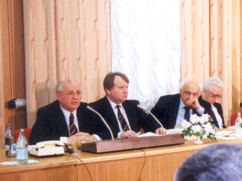 М.С. Горбачев,  А.С. Ципко, Г.Х. Шахназаров, В.А. Медведев. 1990-е гг. / Архив Горбачев-Фонда