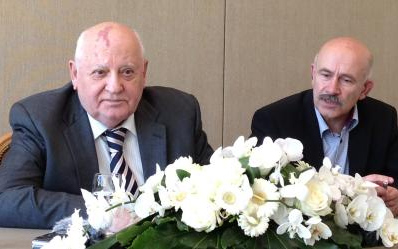Михаил Сергеевич Горбачев с бессменным переводчиком Павлом Палажченко (&copy; Nadia Sikorsky)