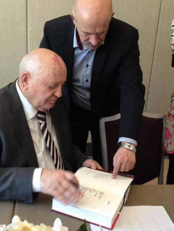 М.С. Горбачев рассматривает издание собственной книги на датском языке (&copy; NashaGazeta.ch)